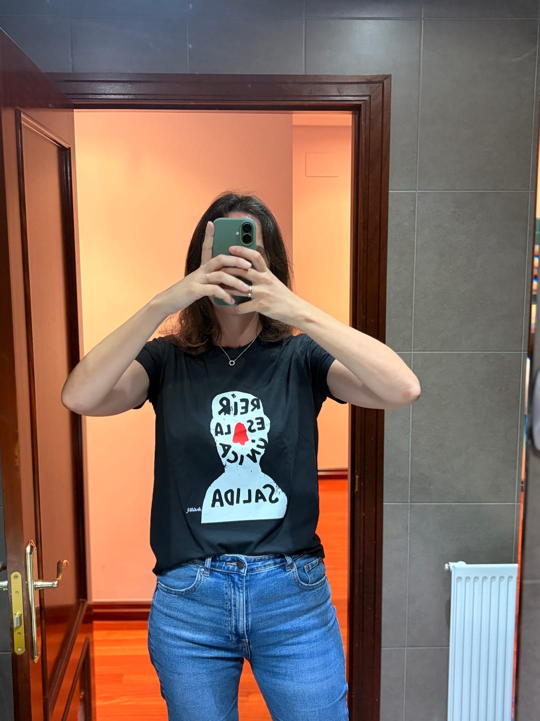 Customer photo review of Camiseta "Reír es la única salida"