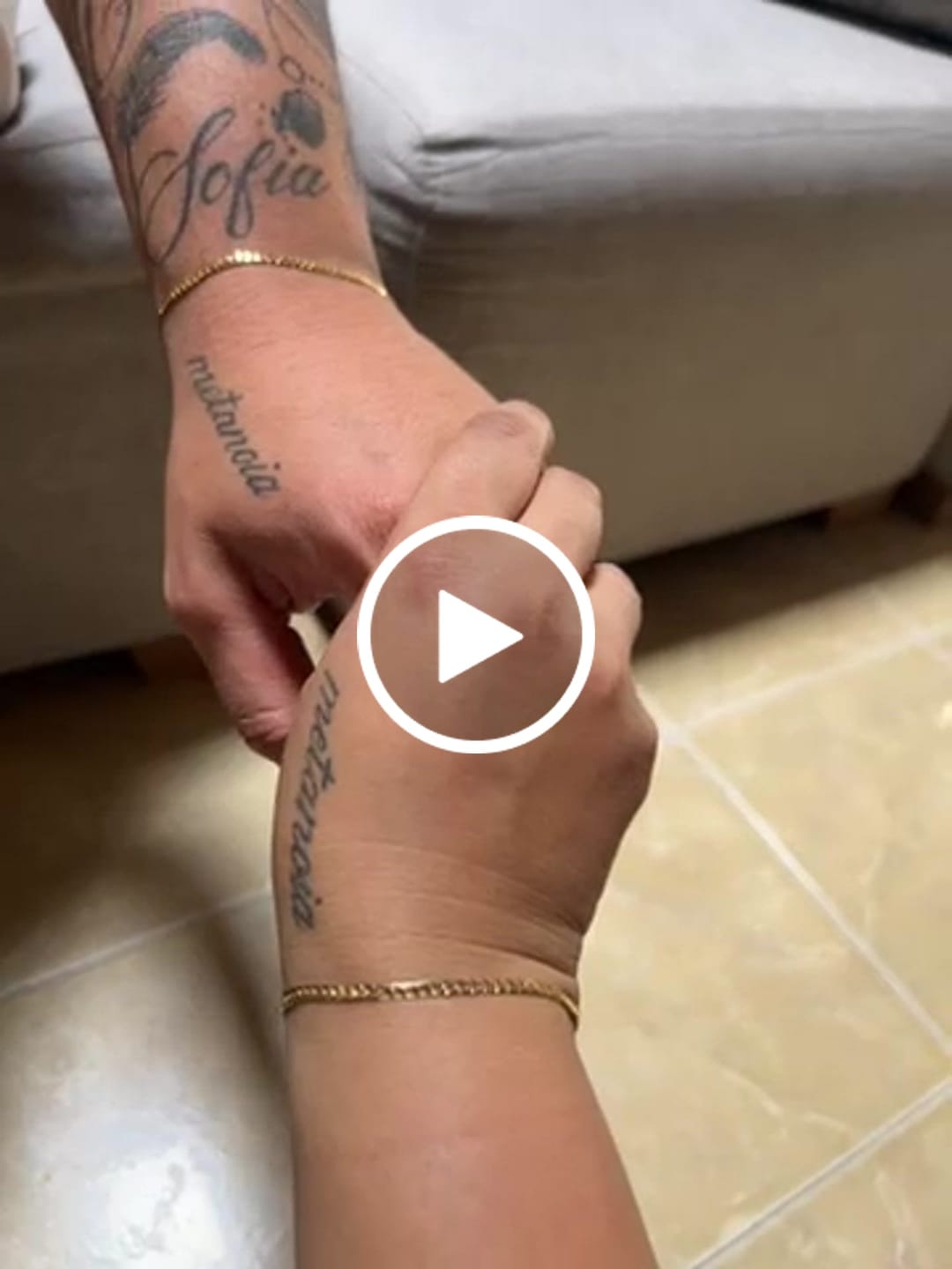Customer video review of Pulseras Eslabón Plano en Oro laminado 18k Para Pareja