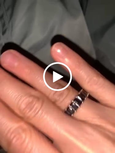 Customer video review of Anello Baguette con Grandi Zirconi Bianchi