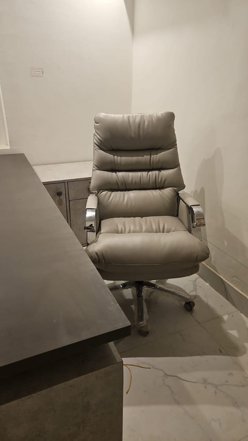 Customer photo review of Ettorez Fortuna High-Back Executive Leatherette Chair