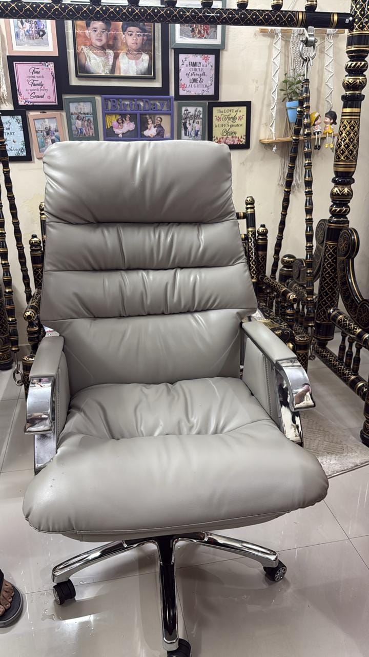 Customer photo review of Ettorez Fortuna High-Back Executive Leatherette Chair