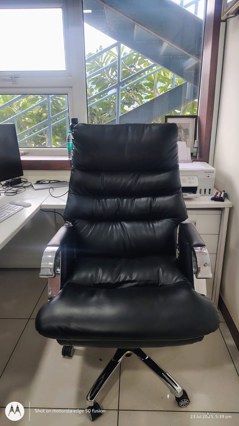 Customer photo review of Ettorez Fortuna High-Back Executive Leatherette Chair