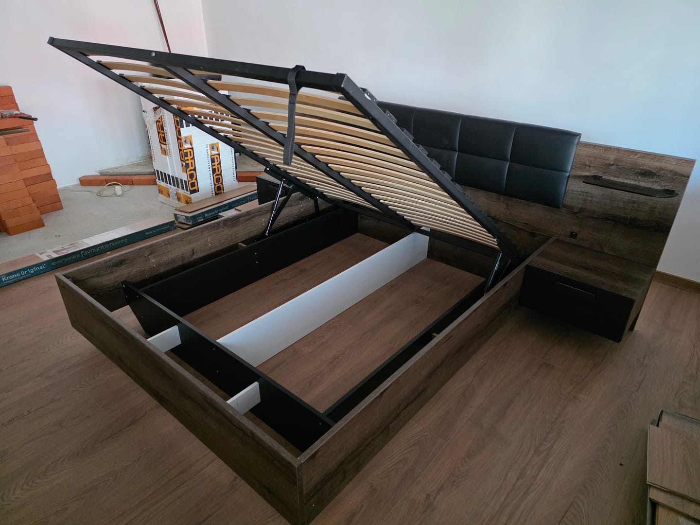 Customer photo review of Pat KASSEL 160x200, nuc/negru, PAL/piele ecologica, cu somiera, spatiu depozitare, iluminare LED si 2 noptiere integrate