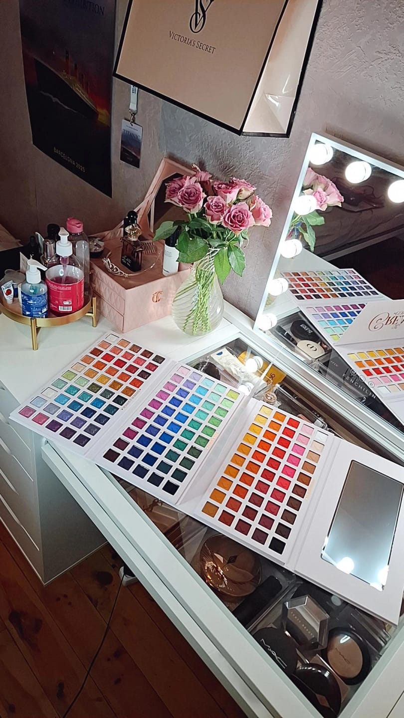 Customer photo review of Creative Comeback XXXL Eyeshadow Palette