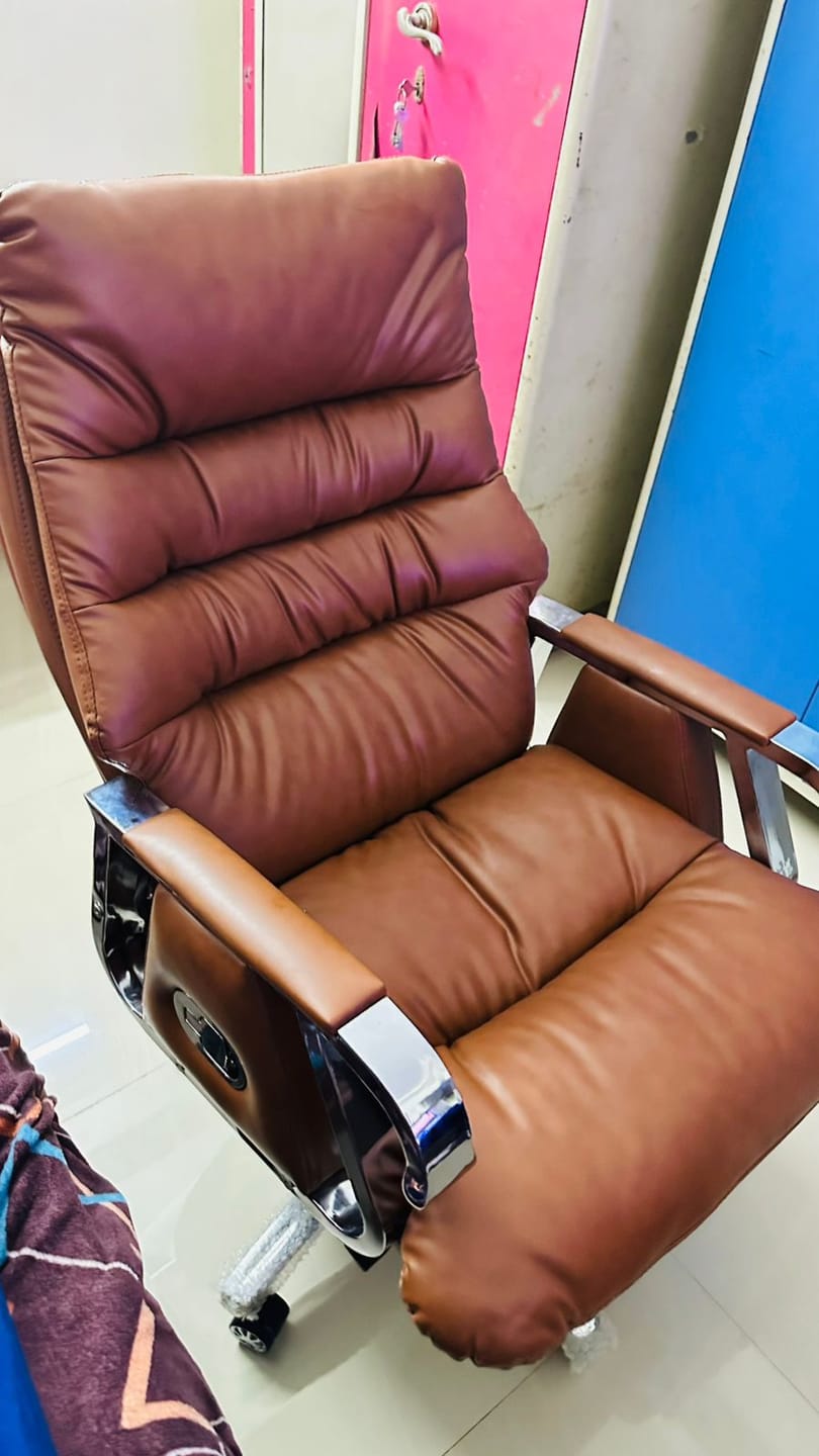 Customer photo review of Ettorez Fortuna High-Back Executive Leatherette Chair