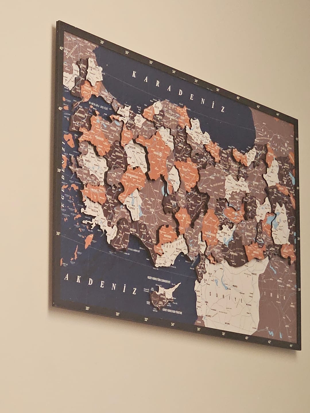 Customer photo review of Renkli Baskılı Türkiye Haritası - Çerçeveli Ahşap Duvar Dekoru (Terracotta)