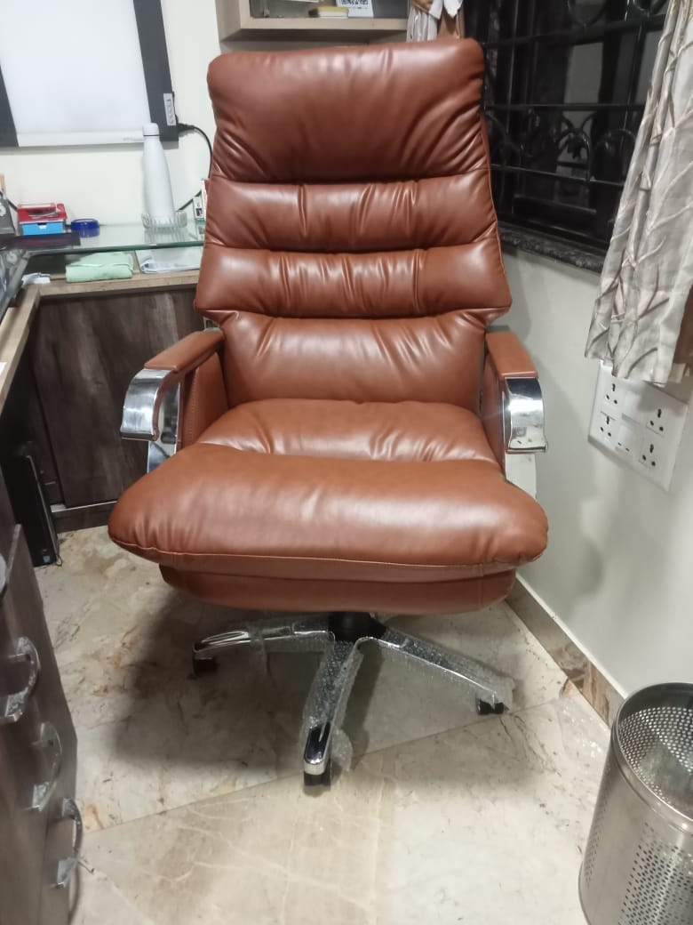 Customer photo review of Ettorez Fortuna High-Back Executive Leatherette Chair