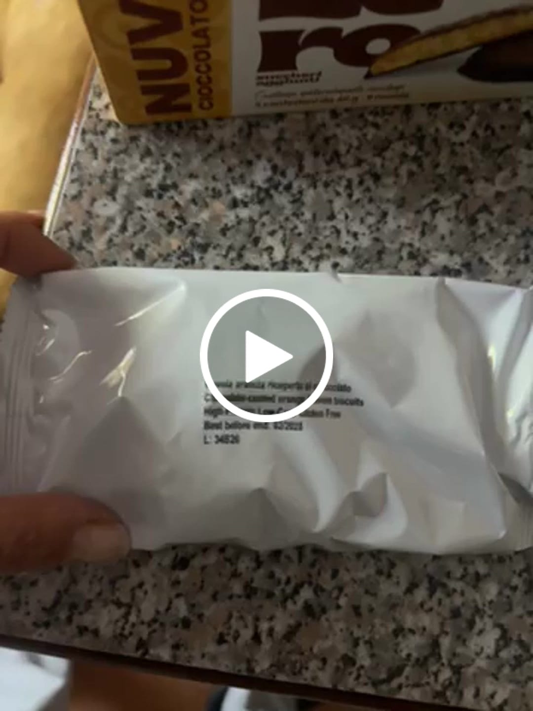 Customer video review of Biscotti proteici Nuvole ricoperti di cioccolato e arancia