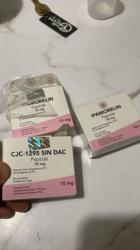 Cliente sosteniendo una caja de CJC-1295 Sin DAC junto a dos cajas de Ipamorelin.