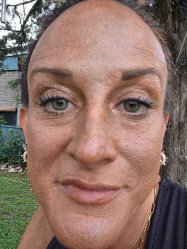 Customer wearing Hidrocor Quartz Blue Gray contact lenses in an outdoor close-up.