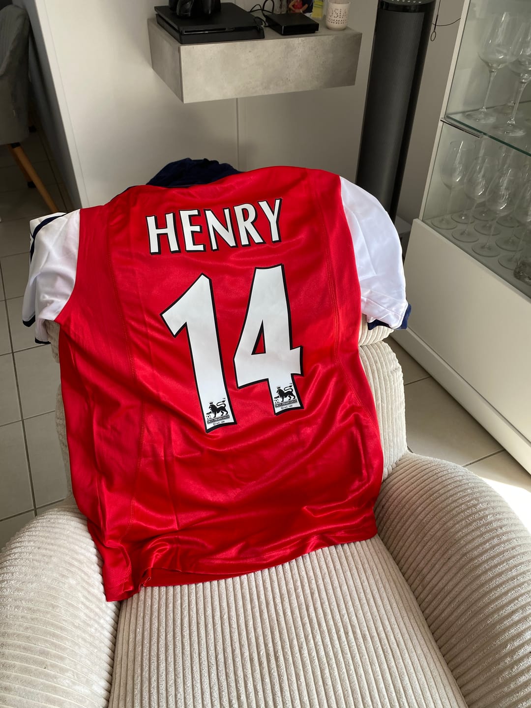 Customer photo review of Thierry Henry Arsenal 1999-2002 Red White Retro Jersey Trikot Maglia Camiseta Soccer Shirt