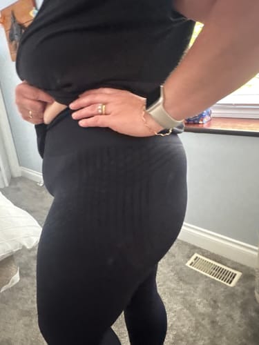 Reviewer showing the side profile fit of the black textured 3D Anti-Cellulite Leggings.