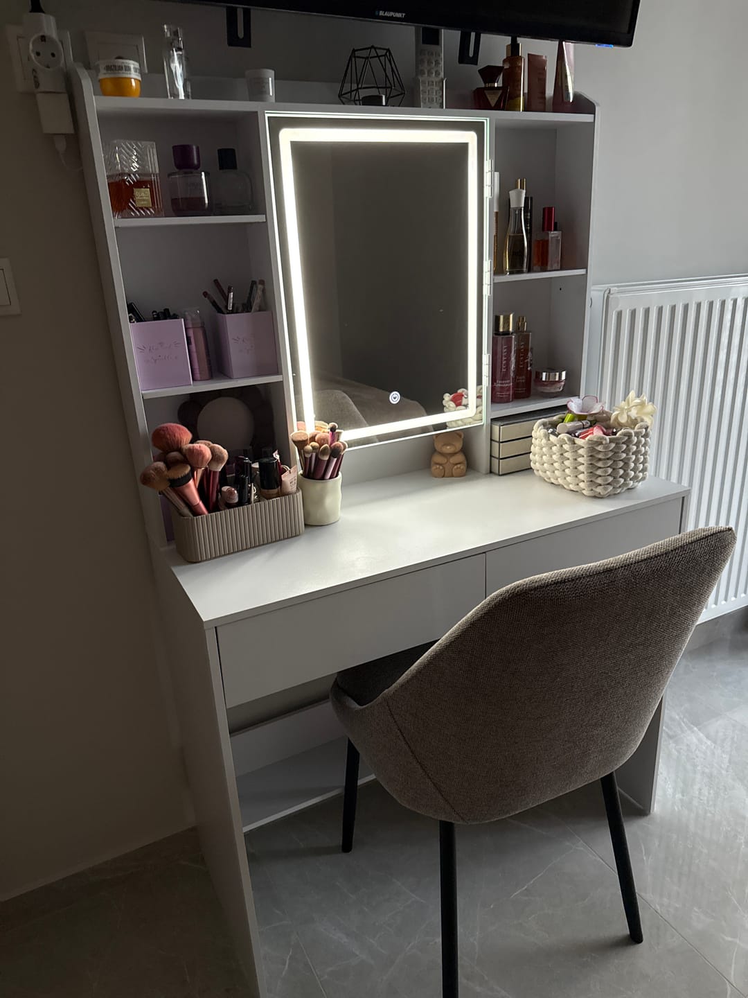 Customer photo review of Τραπέζι Μπουντουάρ Μακιγιάζ Tουαλέτας Κρεβατοκάμαρας Καθρέφτης Με Ντουλάπι Λευκό με Φωτισμό LED Ρυθμιζόμενη Φωτεινότητα RD-T123T14