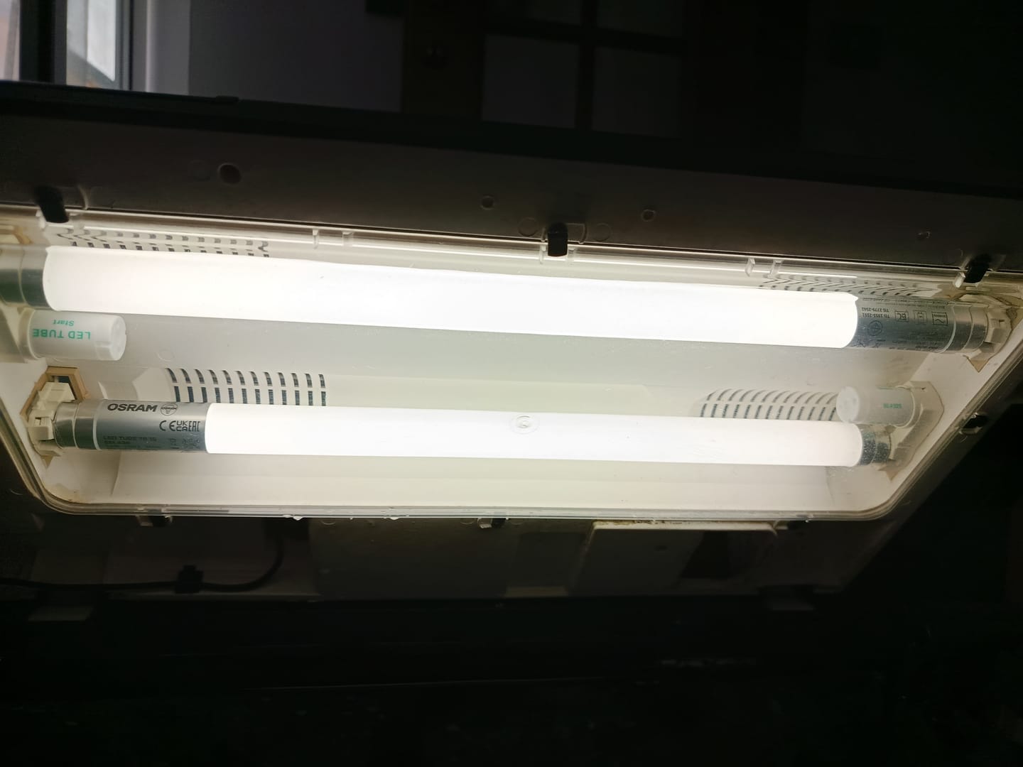 Customer photo review of OSRAM LED Röhre TUBE T8 EM 43,8cm 5.4W 840, 650 lm, 4000 K, Kaltweiß