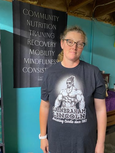 Reviewer wearing the black Gainbraham Lincoln T-Shirt, showing the detailed front graphic.