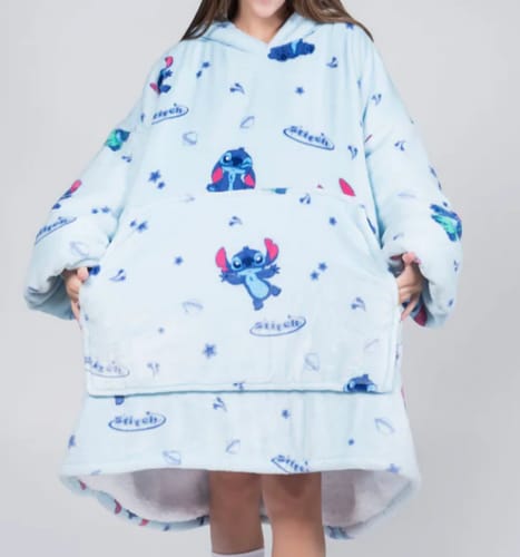 Cliente usando o macio Sleepo Stitch azul claro com estampa do personagem Stitch.