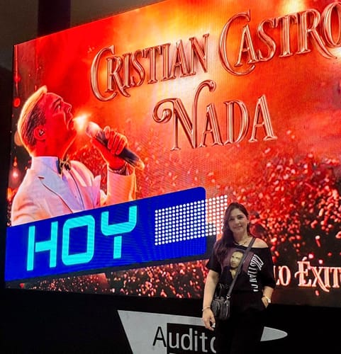 Una cliente posa con su camiseta de Cristian Castro modificada en un concierto.