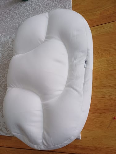Vásárló fehér, formázott Mikrofoam Gyöngy Alvópárnája felülnézetből.