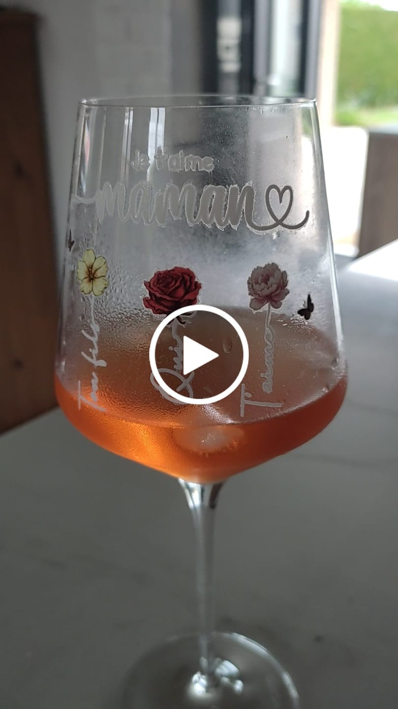 Customer video review of Le jardin de Mamie - Verre à vin personnalisé avec fleurs de naissance pour Maman et Mamie