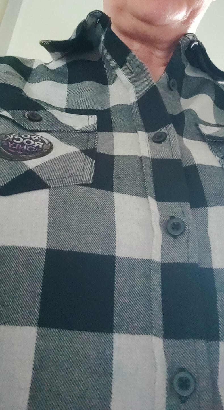 Customer photo review of Perza 90’s Rock ONLY Vintage Round Logo Flannel Shirt