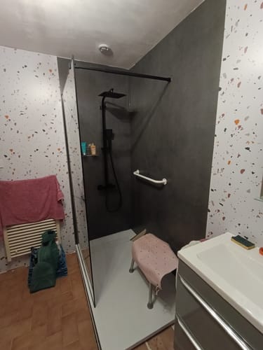 Customer photo review of Panneau Mural Beton Gris Foncé PVC - 260 x 120 cm 100% Imperméable