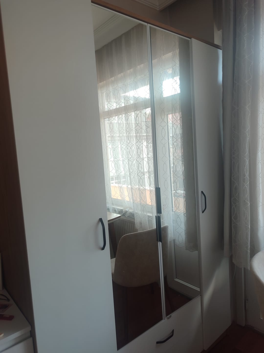 Customer photo review of Rani BA131 Geniş Gardırop Elbise Dolabı Aynalı 4 Kapaklı 2 Çekmeceli 13 Raflı 1 Askılı Sepet Ceviz - Beyaz