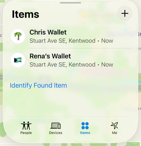 Customer shows the Find My app tracking two wallets with SPOTMINDERS cards, one customized with a Bahamas flag icon.