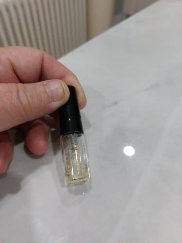 Recensent houdt het kleine, deels gebruikte flesje van de Istanbul Golden Hour Parfum Sample vast.