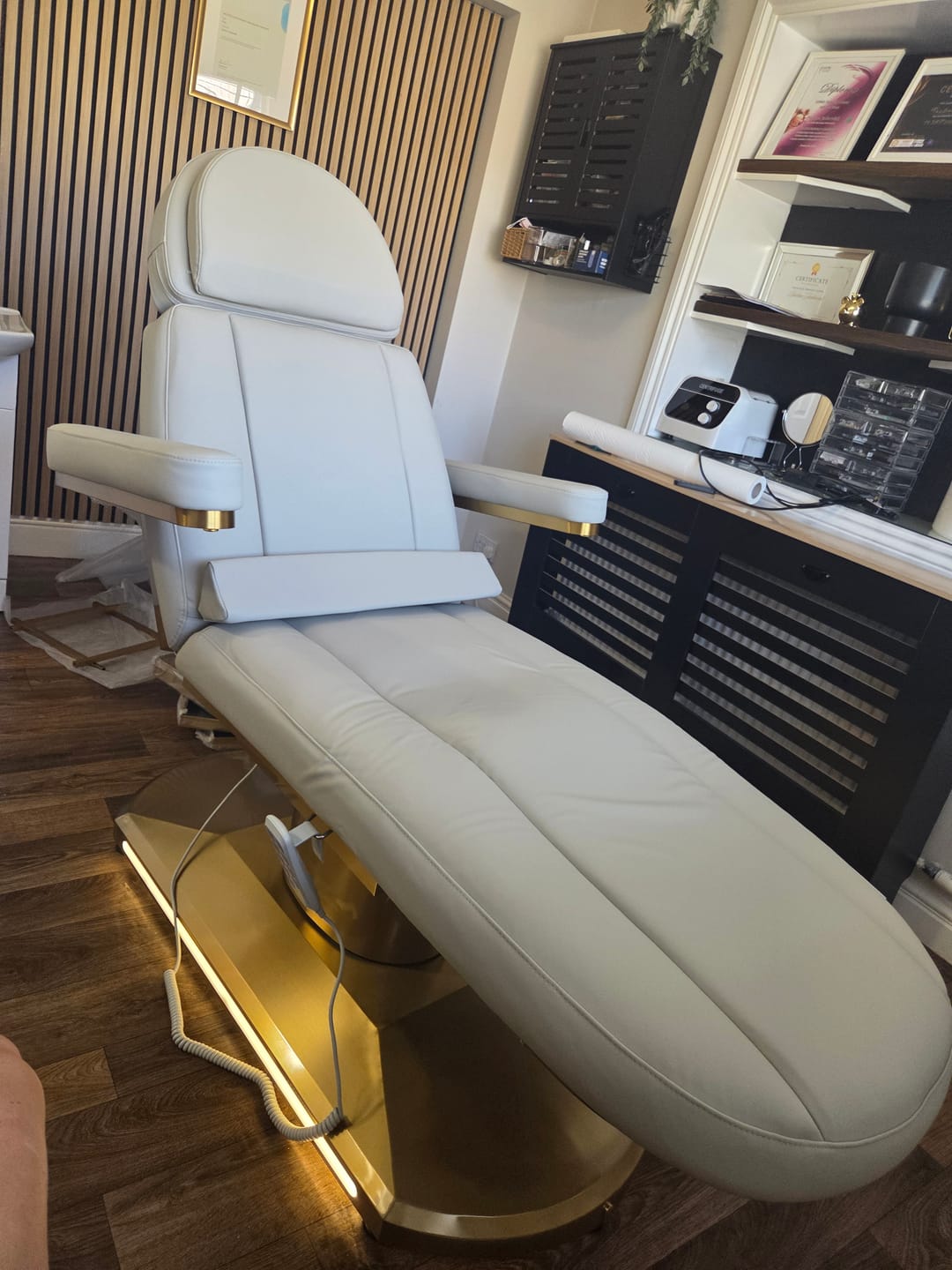 Customer photo review of Manufakturo Étoile Stone Taupe The Complete Studio Set - Beauty Bed, Chair, Moonlight & Trolley