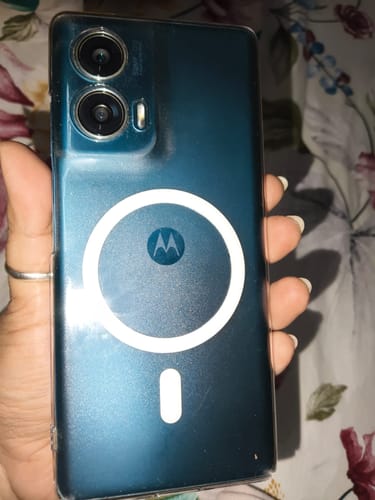 Reviewer holding a Motorola Edge 50 Fusion phone in the sleek Anti Yellow Magsafe Clear Case, showing the back.