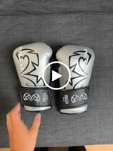Videorecensie van een klant over Bokshandschoenen Rival Evolution RS11V Sparring Silver