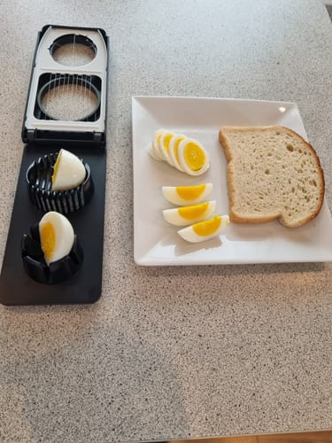 Kundens Kombi eggedeler vist med perfekt kuttede eggskiver og -båter på en tallerken.