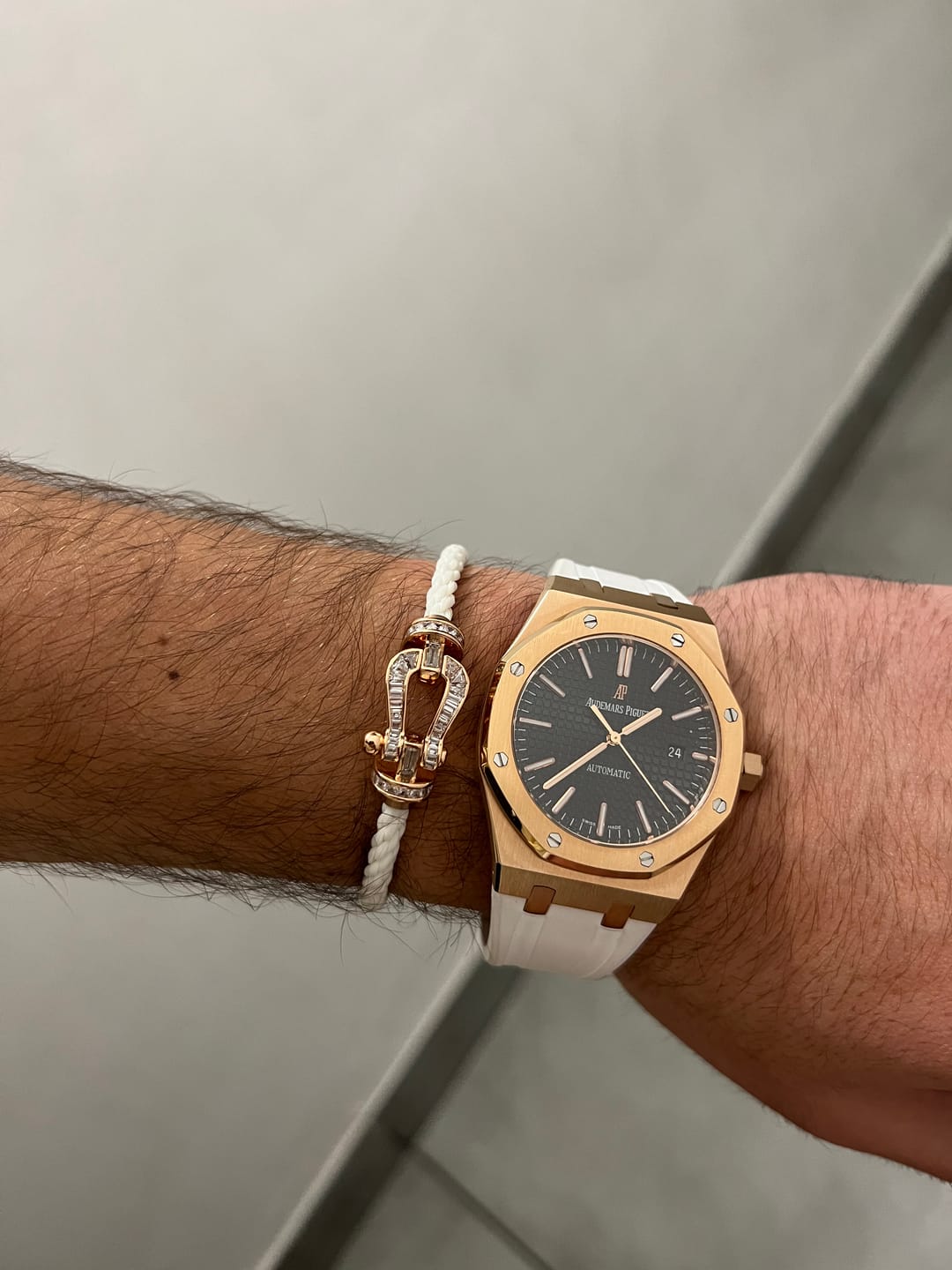 Customer photo review of צמיד יוקרתי עם רצועת חבל לבנה ואבזם בגוון זהב ורוד משובץ קריסטלים — JEWELLUXE™