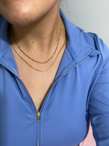 Primer plano del Collar Doble Olga dorado que lleva una clienta en el cuello.