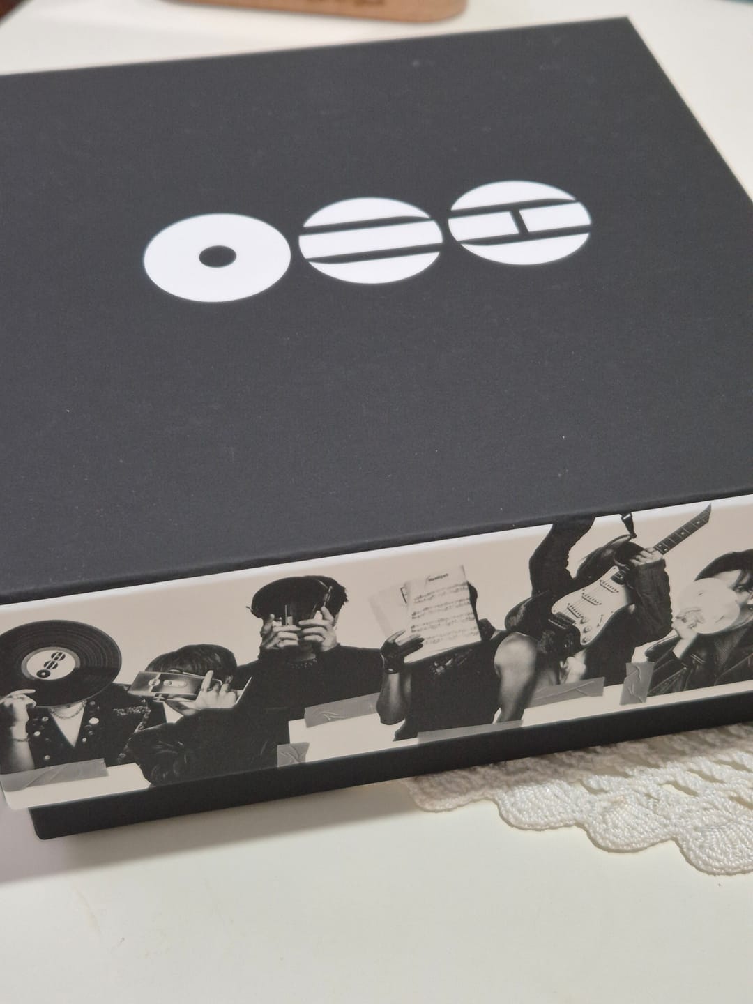 Customer photo review of BTS - ARIRANG 5TH ALBUM T-SHIRT CD BOX SET VER