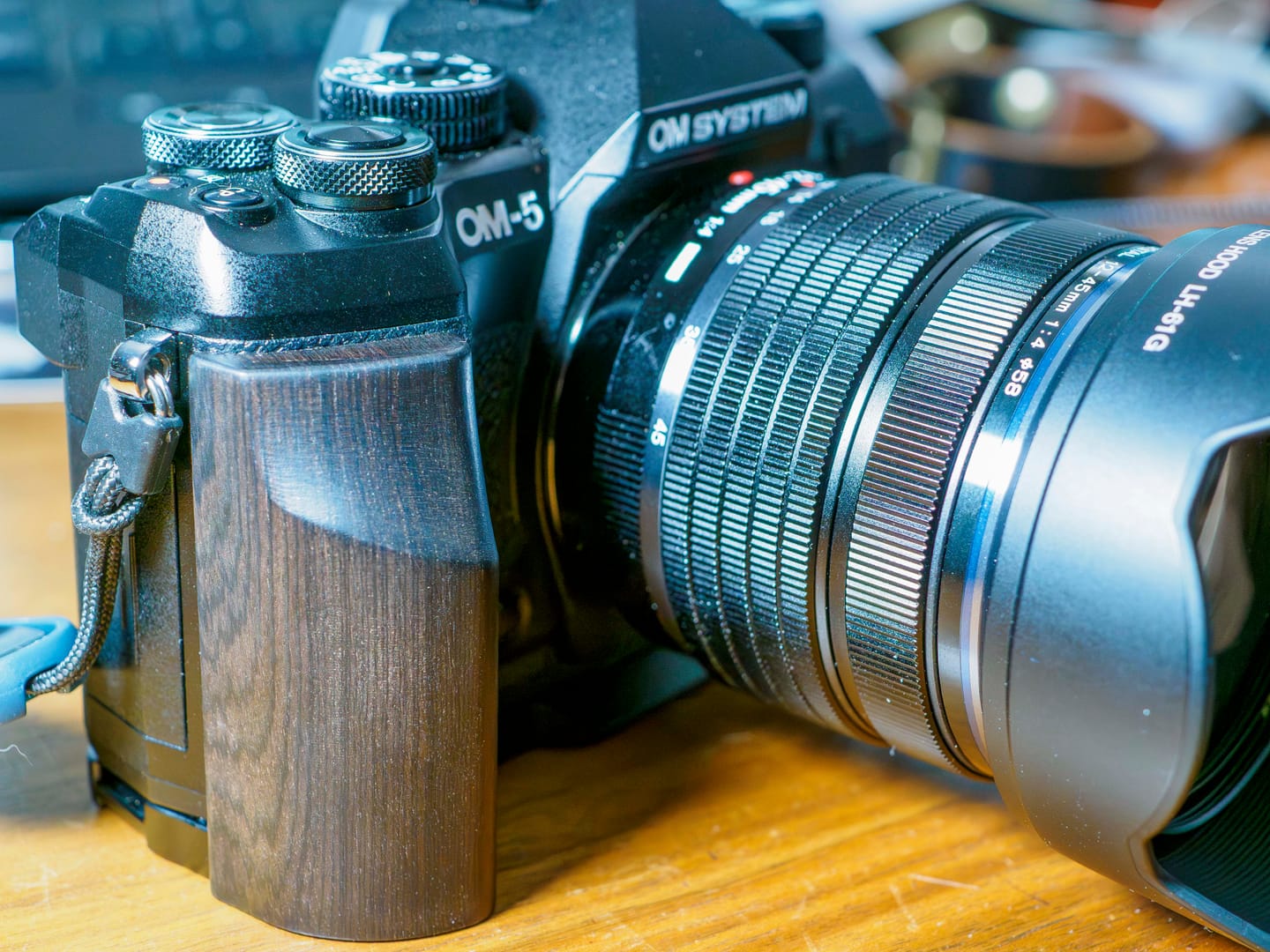 Customer photo review of OM-System OM5II Grip Wood YW Design (OM-5 Second Generation)