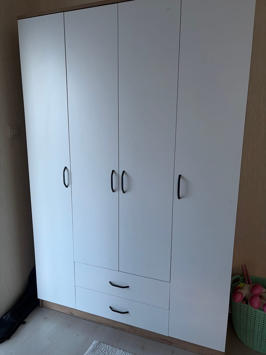 Customer photo review of Rani BA112 Geniş Gardırop Elbise Dolabı 4 Kapaklı 2 Çekmeceli 13 Raflı 1 Askılı Sepet Ceviz - Beyaz