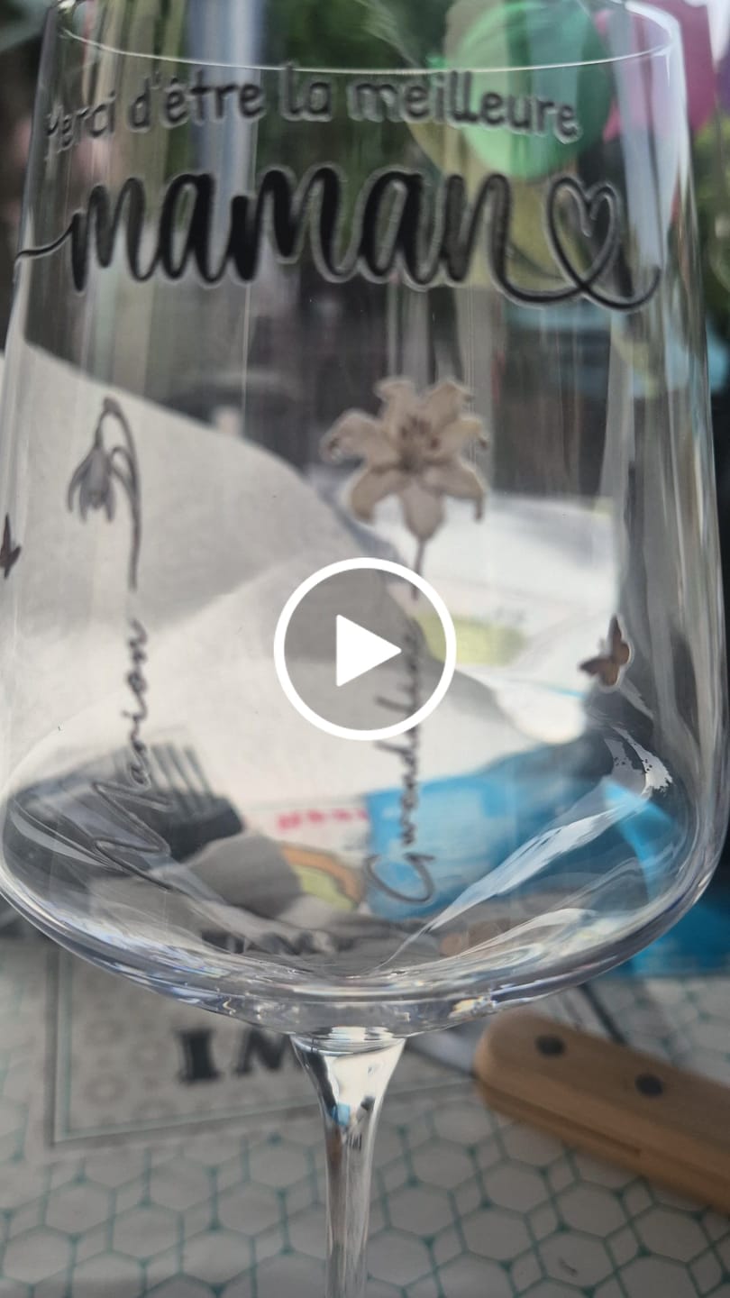 Customer video review of Le jardin de Mamie - Verre à vin personnalisé avec fleurs de naissance pour Maman et Mamie