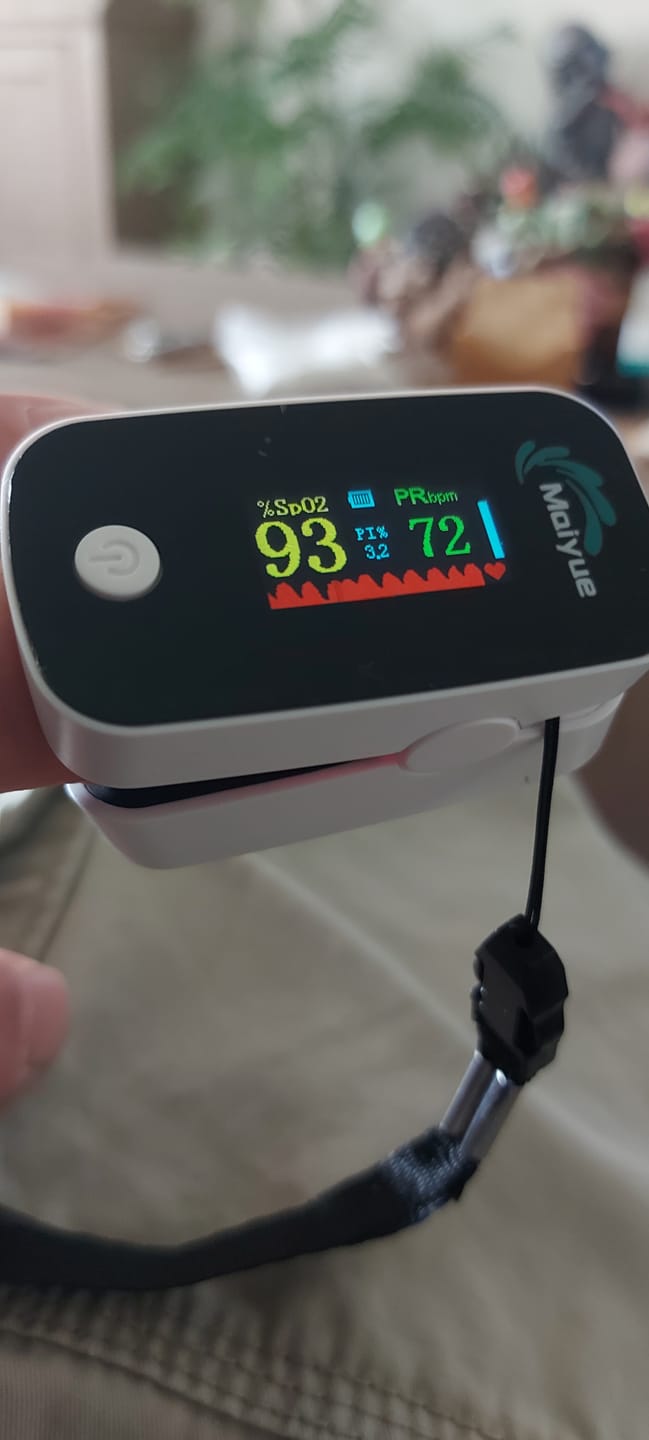 Customer photo review of Saturatiemeter / bloedzuurstofmonitor / saturatiemeter voor vingers / met OLED-display / professioneel en zeer nauwkeurig / ideaal voor gezinnen, ouderen en ziekenhuizen