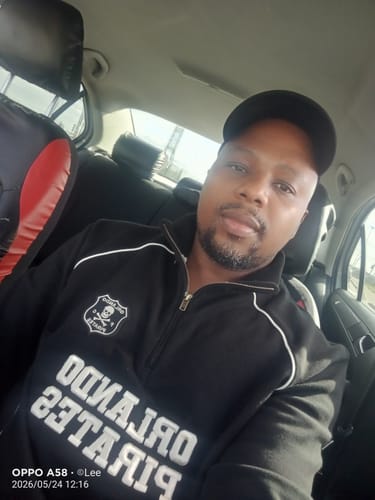 Customer photo review of Orlando Pirates Piped Quarter Zip Sweat-black