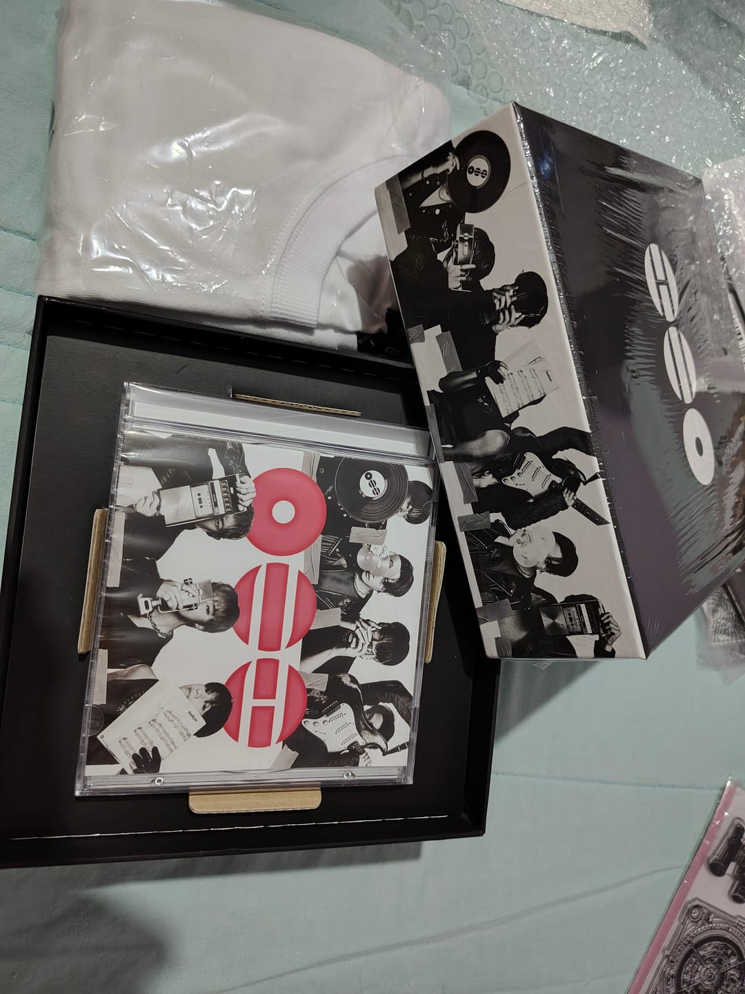 Customer photo review of BTS - ARIRANG 5TH ALBUM T-SHIRT CD BOX SET VER