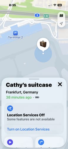 Customer's screenshot of an app showing the SPOTMINDERS Tracking Card locating a suitcase at Frankfurt airport.