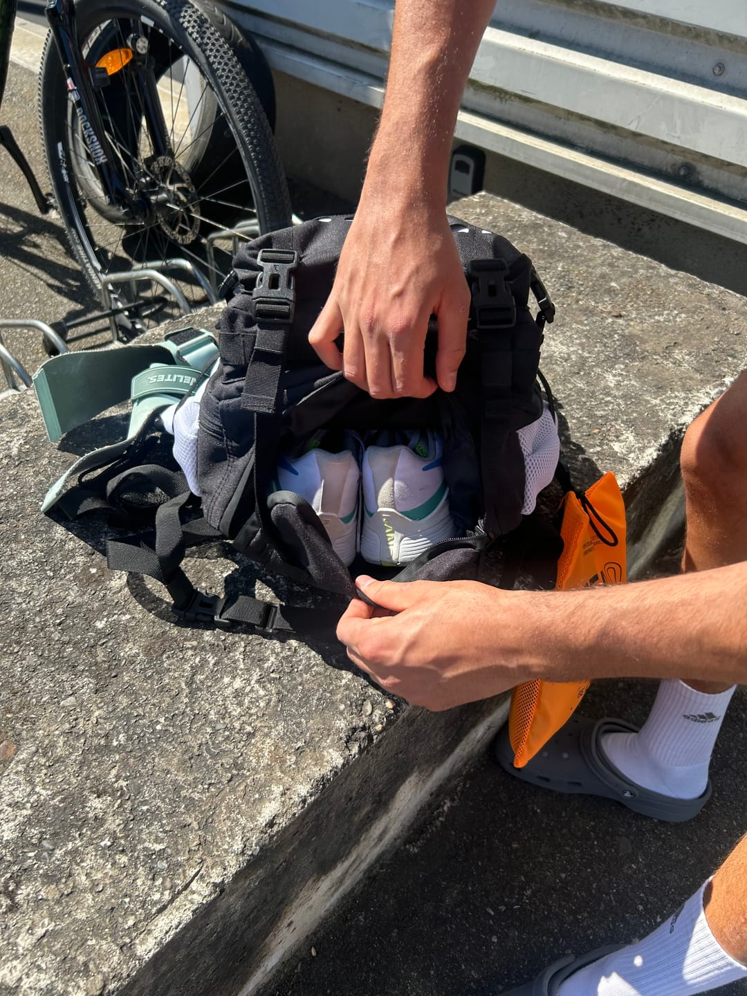 Customer photo review of Mochila Táctica V2 45L All In Negro y Blanco