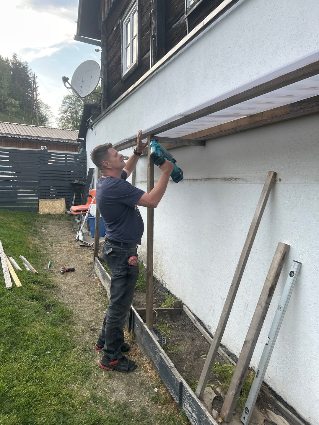 Customer photo review of ONEVAN Cordless 2 IN 1 Brushless Brad Nailer & Stapler | For Makita 18V Battery