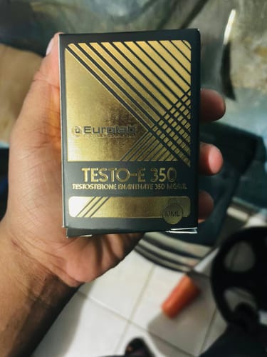 Cliente sosteniendo la caja negra y dorada del Testo-Enantato Eurolabs 350mg.