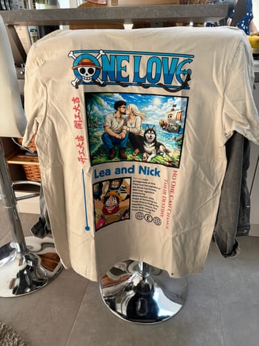 Rezensent zeigt das personalisierte 'ONE LOVE'-T-Shirt mit dem großen, bunten Anime-Druck auf der Rückseite.