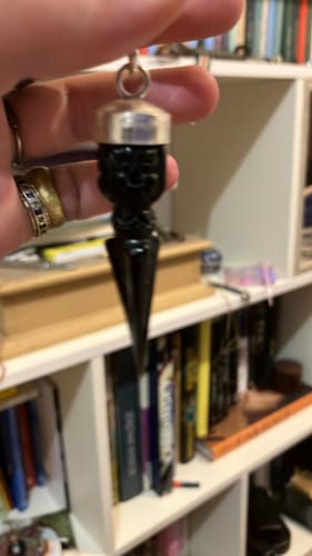 Customer photo review of Boucles d'oreilles de Ngagpa Tibétain Phurba en obsidienne