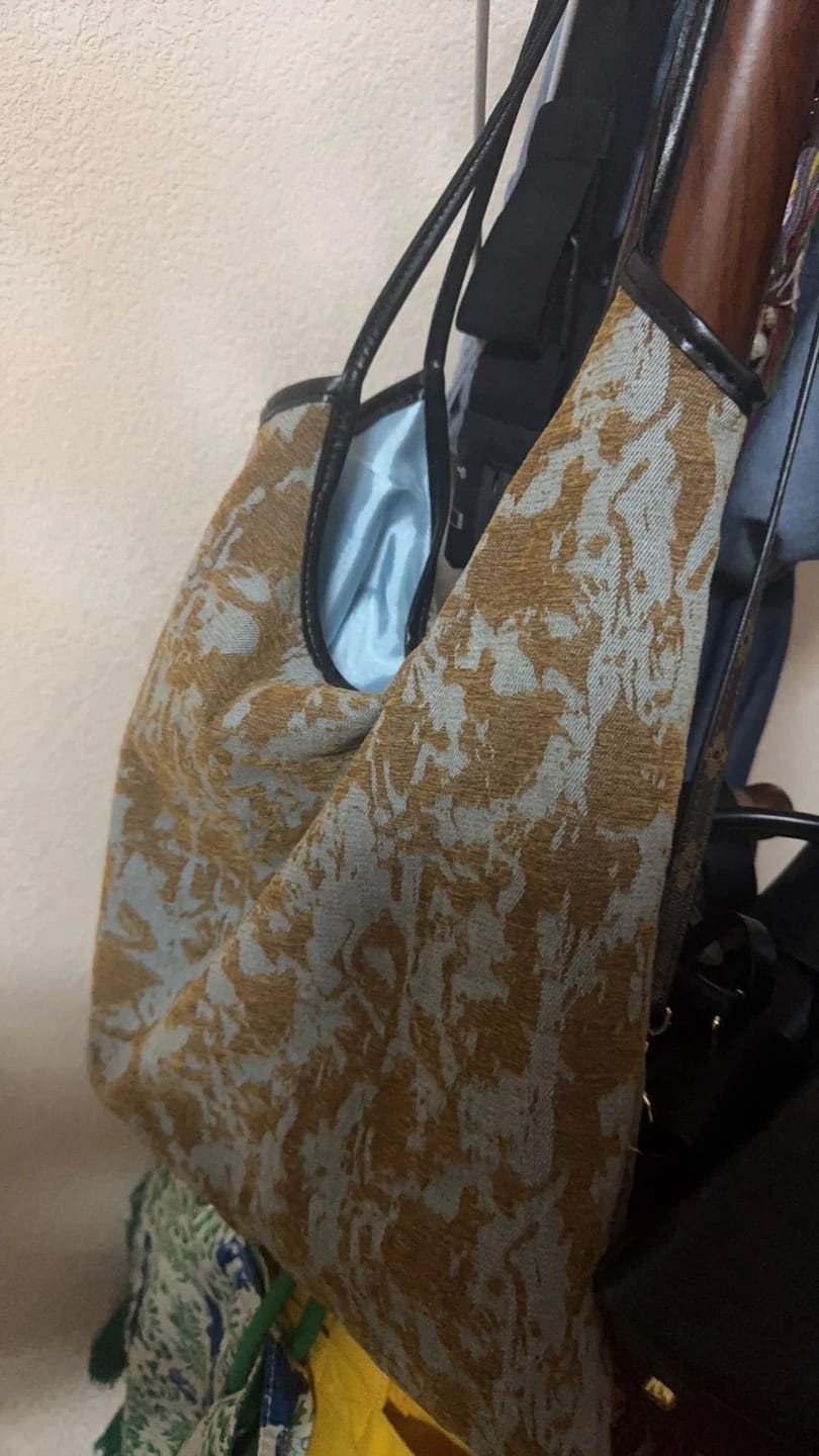Customer photo review of Retro Artistic Oil Painting Embossed Canvas Shoulder Bag