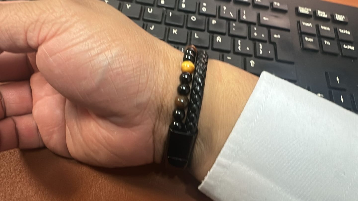 Customer photo review of Pulsera Ojo de Tigre - Piel