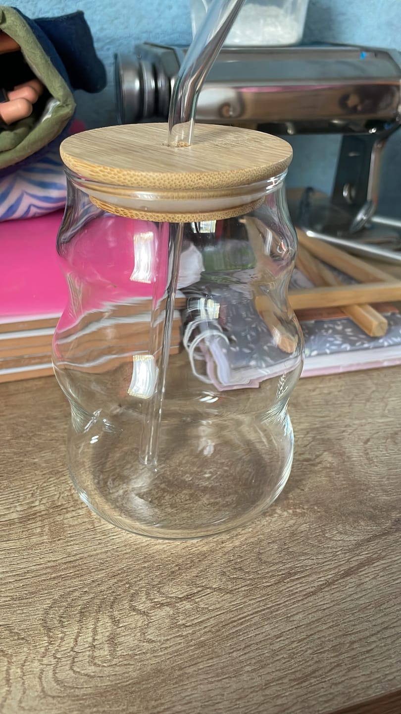 Customer photo review of Vaso de Vidrio Ondulado con Tapa de Bambú y Bombilla 400ml